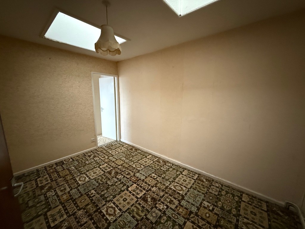 Lot: 18 - MIXED USE PREMISES WITH POTENTIAL ON QUAYSIDE - further room with skylight windows